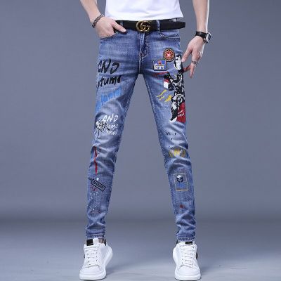 กางเกงยีนส์แฟชั่นพิมพ์ลายสำหรับผู้ชายกางเกงรัดรูปคาวบอยวัยรุ่นวัยรุ่นมีลายปักตราแบรนด์เกาหลี