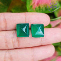 พลอยโมรา 2 เม็ด 13.03 กะรัต (Natural Green Agate) สีเขียวคล้ายกับพลอยมรกต รูปร่างสี่เหลี่ยมปิรามิด เนื้อเนียน ไม่มีการย้อมสีของพลอย การันตีพลอยแท้