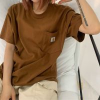 Carhartt เสื้อยืดแขนสั้นมีกระเป๋ามาตรฐานขนาดเล็กชายและหญิงนักเรียนสีทึบรอบคอหลวมแขนครึ่งแขน