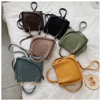 --238812Womens bag✽ Portable bag new female 2023 han edition his little black bag fashion retro stone grain one shoulder bucket bag