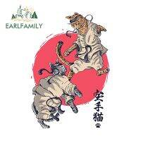 EARLFAMILY สติกเกอร์รถลายการ์ตูนแมว Samuari ญี่ปุ่นขนาด13ซม. × 8.9ซม. สติ๊กเกอร์ไวนิลป้องกันรอยขีดข่วนสำหรับรถจักรยานยนต์ขวดน้ำและรถบัมพ์