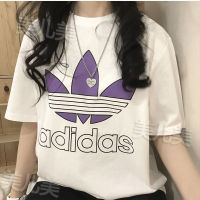 Adidasˉnew เสื้อยืดคอกลมผ้าคอตตอน100% นักเรียนชายหญิง,เสื้อยืดทางการของแท้ใหม่พิมพ์โลโก้สีม่วงคุณภาพสูงนักเรียนชายและหญิงในวิทยาเขตใหม่หญิงเสื้อยืดผู้หญิงแฟชั่นคู่