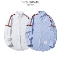 U.S. แท้ Thom Browne TB สีขาวเสื้อเชิ้ตโลโก้ยอดนิยม Gd ในปลอกแขนคู่แบบเดียวกันเสื้อผ้าฝ้ายแท้อ๊อกฟอร์ดสำหรับผู้ชายและผู้หญิง