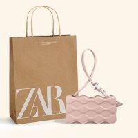 ◆❇Zara➤ ฤดูใบไม้ผลิใหม่คุกกี้ฝรั่งเศสบาแกตต์ขนาดเล็กการออกแบบแพคเกจความรู้สึกเม็ดคลื่นอลาร์กระเป๋าถือกระเป๋าสะพายไหล่ของผู้หญิง