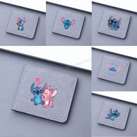 【Layor shop】กระเป๋าสตางค์ใบสั้น Lilo Stitch ดิสนีย์สำหรับผู้หญิงผู้ชายกระเป๋าสตางค์ผ้าใบกระเป๋าสตางค์น่ารักขนาดเล็กกระเป๋าเงินใส่เหรียญใบอนุญาตกระเป๋าเก็บบัตรดร็อปชิปปิ้ง