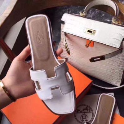 【high quality】original Slippers womens summer fashion leather sandals and slippers new super hot all-match flat beach sandals slippers shoes large size summer new style womens shoes slippers for women slides outside wear sandals for women