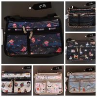 Lesportsac 2023 ลดล้างสต๊อกกระเป๋าหญิงแฟชั่น Planet พิมพ์กระเป๋าสะพายความจุขนาดใหญ่กระเป๋าสะพายกระเป๋าถือ7507ขนาดเล็ก