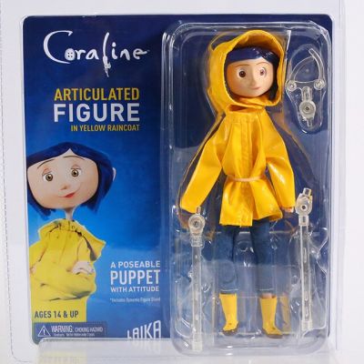 Neca Coraline Coraline ในเสื้อเชิ้ตมีลาย Amp; กางเกงยีนส์/ในคอลเล็กชั่นตุ๊กตาโมเดลของเล่นหุ่นพีวีซีเสื้อกันฝนสีเหลือง