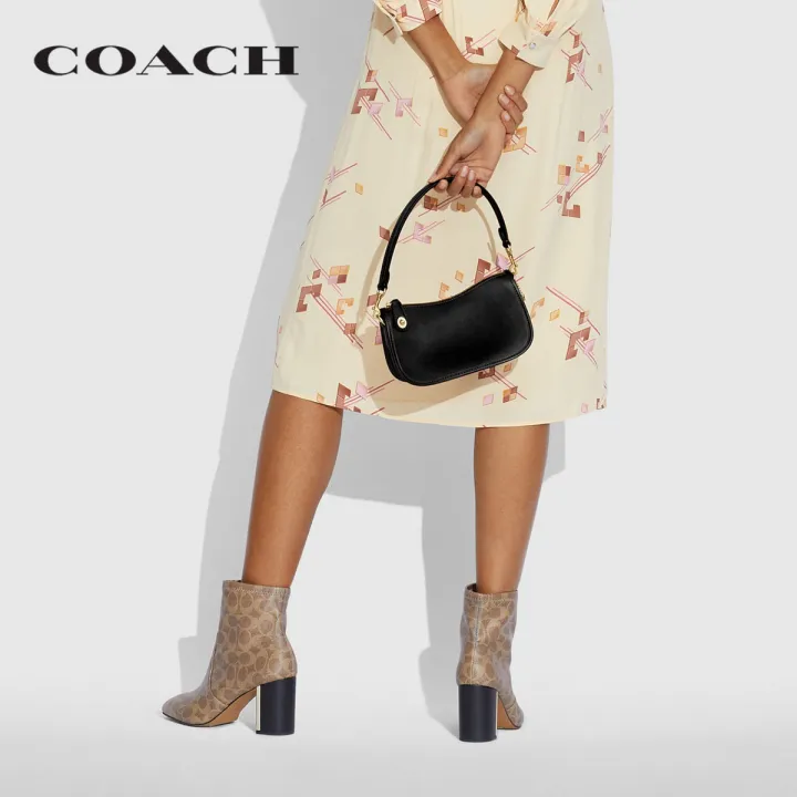 coach-กระเป๋าสะพายข้างผู้หญิงรุ่น-swinger-20-สีดำ-c2643-b4-bk