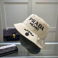 【Classic replication】 หมวก Prada ใหม่หมวกถังไนลอนปักสีดำและสีขาวแฟชั่นที่เรียบง่ายบางและทุกการจับคู่หมวกถังผู้ชายและผู้หญิงแฟชั่นล่าสุด