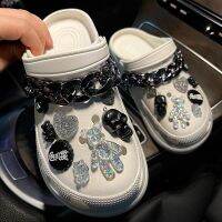 จี้ครอคโครแบบ DIY สุดหรูสำหรับผู้หญิงรองเท้าดีไซน์เนอร์สำหรับรองเท้า Crocs สายโซ่สีทองมีคุณภาพเหมาะสำหรับเป็นของขวัญสำหรับเด็ก