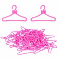 20 Pcs / Lot Mini Doll Accessories Pink Plastic Bowknot Hangers for Barbie Doll Clothes Dress Pretend Play House Baby Toy