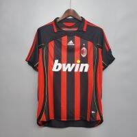 เสื้อกีฬาแขนสั้น ลายทีม AC Milan | เสื้อโปโล สีแดง ดํา คุณภาพสูง สไตล์เรโทร 2006/07 ACM Casa