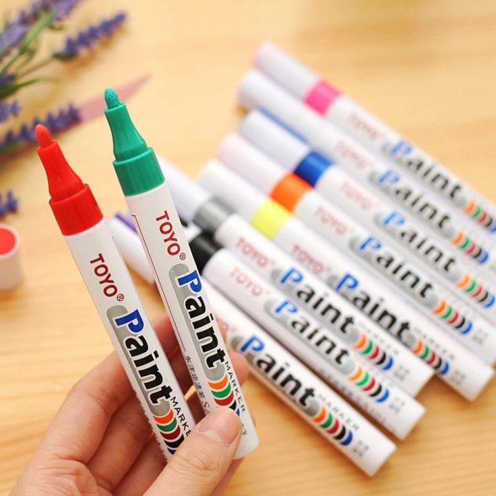 Bút sơn TOYO Paint Marker: Với bút sơn TOYO Paint Marker, bạn sẽ có một công cụ hoàn hảo để thể hiện tài năng sáng tạo của mình trên nhiều bề mặt khác nhau. Những chiếc bút này không chỉ cho màu sắc sáng đẹp mà còn có độ bền cao và không phai mờ theo thời gian.