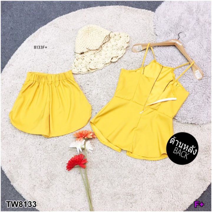 tw8133-set-2-ชิ้น-เสื้อสายเดี่ยวผ่าแหวกหน้า-กางเกงขาสั้น