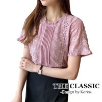 M-L The classic เสื้อลูกไม้งานปัก+ซับใน ใช้ผ้าเนื้อดีปักลวดลายลูกไม้ คอระบายกระดุมหลัง ด้านหน้าตีเกล็ด