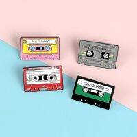 เข็มกลัดติดเสื้อ/กระเป๋า ลาย Cassette Tape 90s