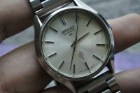 นาฬิกา Vintage มือสองญี่ปุ่น Seiko QZ 0920 8000 ระบบ QUARTZ ผู้ชาย ทรงกลม กรอบเงิน หน้าขาว หน้าปัด 36มม. ตัวเรือนสแตนเลสใช้งานได้ปกติ สภาพดี ของแท้ ไม่กันน้ำ