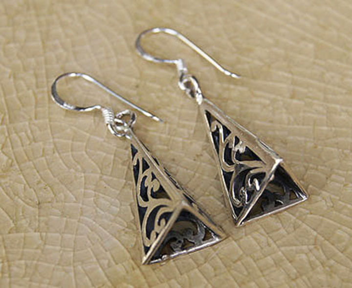 ห้อย-สามเหลี่ยมน่ารักทำจากมึอลวดลายไทยตำหูเงินสเตอรลิงซิลเวอรสวยของฝากที่มีคุณค่า-thai-design-earrings-hanging-cute-triangle-925-sterling-silver-exotic
