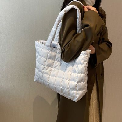 2022 Lattice Pattern Shoulder Bag Space Cotton Handbag Women Large Capacity Tote Bags Feather Padded Ladies Quilted Shopper Bag Cross Body Shoulder Ba