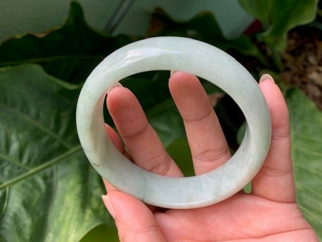 กำไลหยกแท้สีเขียวไม่ผ่านการปรับปรุงคุณภาพ-natural-untreated-light-green-jadeite-bangle-type-a