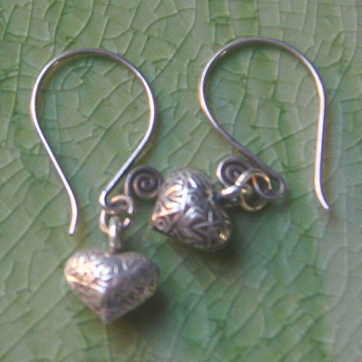 heart-to-heart-earrings-pure-silver-thai-karen-hill-tribe-very-nice-หัวใจถึงหัวใจสวยงามไทยตำหูเงินกระเหรี่ยงทำจากมือชาวเขางานฝีมือสวยของฝากที่มีคุณค่าของฝากถูกใจ