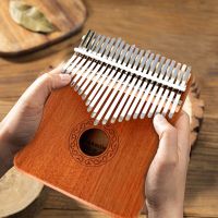 21 Kalimba สำคัญไม้มะฮอกกานีเปียโนนิ้วหัวแม่มือเครื่องดนตรีของขวัญ Mbira ด้วยสติกเกอร์ค้อนจูนคะแนนผ้าทำความสะอาด