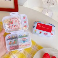 [HOT ZUQIOULZHJWG 517] กล่องยาน่ารักพร้อมสติกเกอร์คอนเทนเนอร์พลาสติกยา39; S Box Office Home Travel Storage Organizer Pastillero Pill Organizer