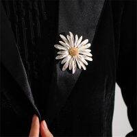 Elegant Vintage Metal Plant Daisy Flowers Brooches Pin for Women Man Collar Clothes Accessories Suit Scarf Clip Jewelry Gifts