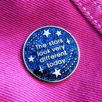 【CW】 Glitter Stardust David Bowies Hard Enamel Pin The Very Different Today Metal Badge Star Lapel Pins