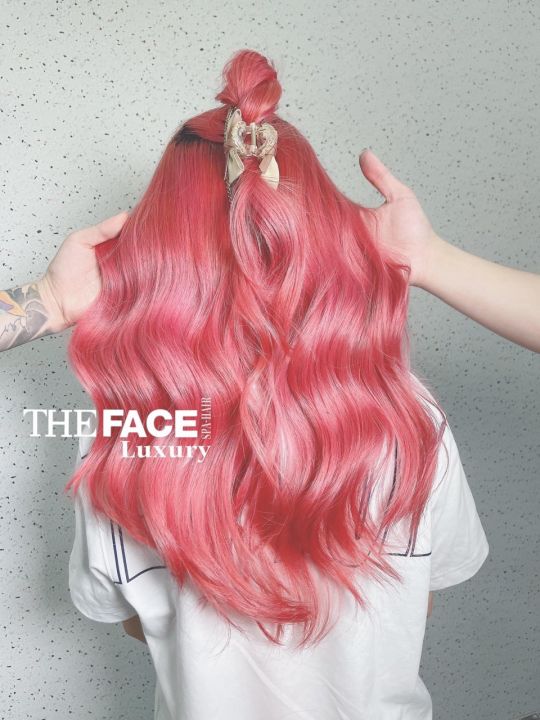 Thuốc nhuộm tóc màu Hồng Đậm sẽ giúp bạn trở thành một chiến binh kiêu hãnh và nổi bật với sắc màu tương phản. Với màu hồng đậm đặc trưng, tóc của bạn sẽ là điểm nhấn thu hút đối diện ở bất cứ nơi đâu bạn xuất hiện. Hãy để mình trở nên phong cách hơn với màu tóc Hồng Đậm.