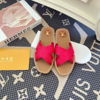 In the early summer of 2023, the new original L.Vˉ open-mold sheepskin wide-footed womens cross slippers were opened.