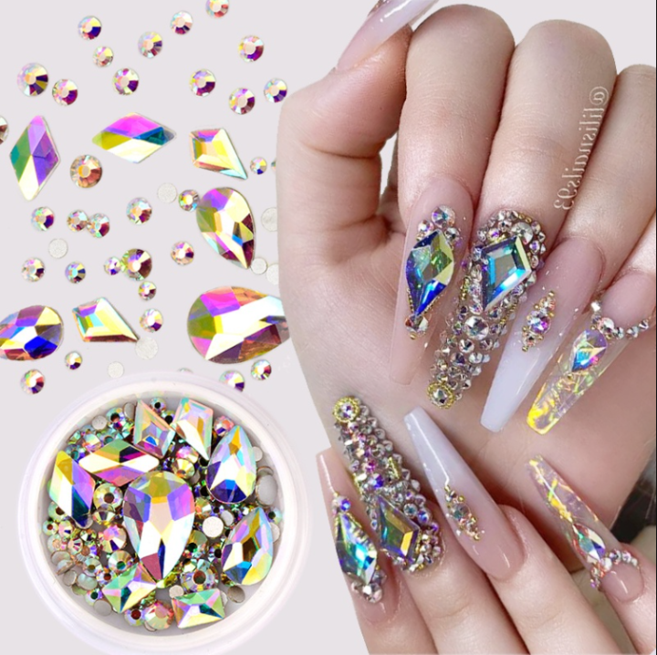 Đá nail là một trào lưu nail làm đẹp mới được yêu thích trong thời gian gần đây. Dùng đá trang trí trên móng tay sẽ khiến cho móng tay sáng bóng, bắt mắt và tạo nên phong cách thời trang hiện đại và đầy sức sống.