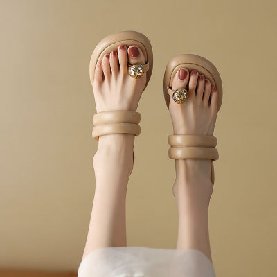 รองเท้าแตะส้นสูงหนาลำลองสำหรับผู้หญิง2023หัวหัวเข็มขัดโลหะตัวดึงนิ้วเท้าแบบบางขนาดยักษ์