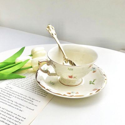 【High-end cups】ถ้วยกาแฟฝรั่งเศสย้อนยุคถ้วยชาเซรามิกถ้วยนมยามบ่ายสีขาว Flowes ชุดถ้วยชาชั้นพอร์ซเลน Drinkware ชุดถ้วยน้ำชา