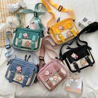 [Baozhihui]Crossbody หญิง2022ใหม่สาวน่ารักผ้าใบนักเรียนเวอร์ชั่นเกาหลีหนึ่งไหล่กระเป๋าสี่เหลี่ยมเล็กมัลติฟังก์ชั่ทุกการแข่งขัน