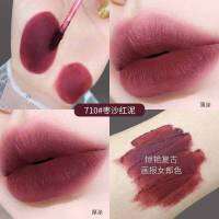 กลอสเนื้อแมท WODWOD VELVET MATTE NO.W806 เบอร์ 710 กลอสสีเบอรี่ตุ่นๆ โดนใจสาวๆ ชอบแต่งหน้าสไตล์สายฝ. เนื้อเนียนนุ่ม เกลี่ยง่ายไม่เป็นคราบ ติดทนมากๆ