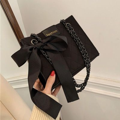 Shangxingang Style เฉพาะกลุ่มผ้าพันคอผ้าไหมกระเป๋าผู้หญิง 2023 แฟชั่นใหม่อารมณ์ผู้หญิงสีดำผูกไหล่ข้างหนึ่งกระเป๋าสะพายโซ่