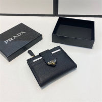 (พร้อมสต็อก) Prada กระเป๋าสตางค์ในยุโรปและอเมริกากระเป๋าสตางค์สำหรับผู้หญิงกระเป๋าสตางค์ผู้ชายแฟชั่นที่เรียบง่ายพับผู้ถือบัตรมินิกร