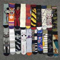 {Socks Shop} ถุงเท้าอินเทรนด์ยุโรปและสหรัฐอเมริกาสำหรับเล่นกีฬาถุงเท้าสเก็ตผ้าคอตตอนคอมบ์ถุงเท้าลูกบาสเกตบอลที่ตายแล้วผ่าสูงถุงเท้าผ้าฝ้ายดิสนีย์