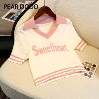 PEAR DODO เสื้อยืดถักแขนสั้นคอวีลายเสื้อโปโลพิมพ์ลายตัวอักษรสไตล์เกาหลีสำหรับผู้หญิง