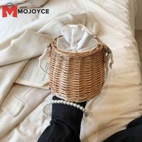 MOJOYCE กระเป๋าผ้าทอสำหรับสุภาพสตรีโซ่ไข่มุกทำด้วยมือกระเป๋าแบบทอด้วยมือสำหรับฤดูร้อนเรียบง่ายลำลองแฟชั่นเชือกรูดหรูหราสำหรับวันหยุดริมทะเล