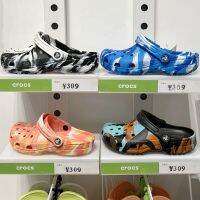 ۩รองเท้า crocs แท้ Crocs Classic Marbled Clog รองเท้าหัวโตผู้ชาย รองเท้าแตะลําลอง ลายหินอ่อน น้ําหนักเบา กันลื่น ใส่สบาย เหมาะกับการพกพาเดินทาง กลางแจ้ง#10001