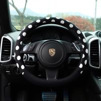 {Automobile accessories} ผ้าคลุมพวงมาลัยรถยนต์ลายลูกคลื่นน่ารักสำหรับผู้หญิง39; S มือจับประตูรถป้องกันการลื่นไถลและระบายอากาศได้ดีมอเตอร์ทั่วไปสี่ฤดู