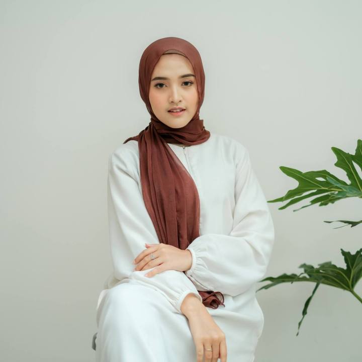 Baru Camila Pashmina Bahan Yoryu Shimmer Warna Coffee Hijab Pashmina ...