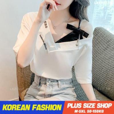 ♝ Plus size เสื้อผ้าสาวอวบ❤ เสื้อยืดสาวอวบอ้วน ไซส์ใหญ่ ผู้หญิง เสื้อยืดปาดไหล่ ทรงหลวม แขนสั้น คอวี สีขาว ฤดูร้อน สไตล์เกาหลีแฟชั่น