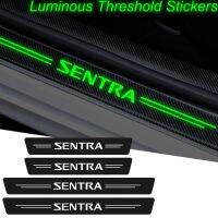 ▣♞ Pegatinas luminosas de fibra de carbono para umbral de coche pegatinas antipatadas para Nissan Sentra Logo emblema alféizar de puerta cinta antiarañazos calcomanías