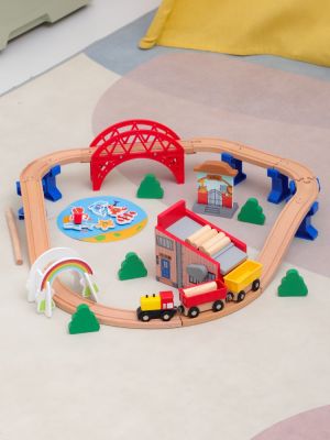 ชุดรางรถไฟฉากหล่อจากทางรถไฟทำจากไม้เข้ากันได้กับของขวัญของเล่นเพื่อการศึกษารางรถไฟแบรนด์ของเด็ก