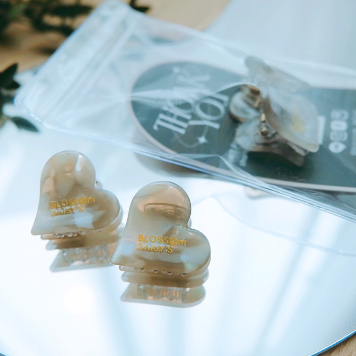 blossomdaisys-mini-blossom-hair-clip-กิ๊บติดอะคริลิครูปทรงดอกไม้-รูปทรงหัวใจ-ปั๊มโลโก้แบรนด์-มีลายหินอ่อนในตัวน่ารักมากกก