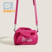 Barbie ตัวอักษรสำหรับเด็ก กระเป๋า Crossbody งานปัก ชุดเดรสพิมพ์ลาย กระเป๋าสะพายไหล่แบบสั้น ง่ายๆ ทำด้วยผ้าขนสัตว์ กระเป๋าโท้ท สาวๆ